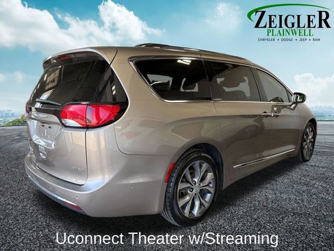 Used 2018 Chrysler Pacifica Limited w/ Tire & Wheel Group FWD image 6