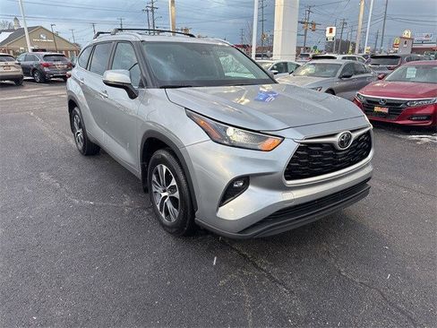 Used 2023 Toyota Highlander XLE image 4