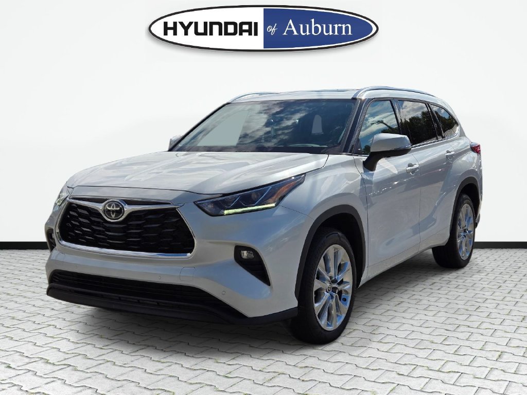 Used 2023 Toyota Highlander Limited FWD image 11