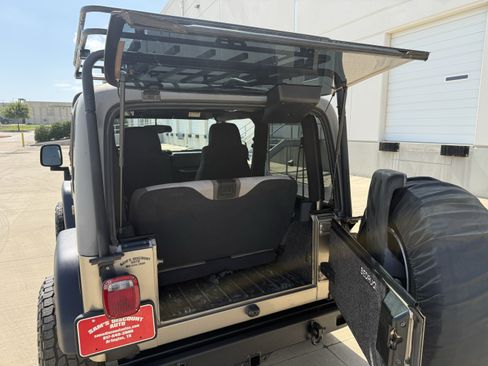 Used 2004 Jeep Wrangler Rubicon w/ Dual Top Group AWD/4WD image 21