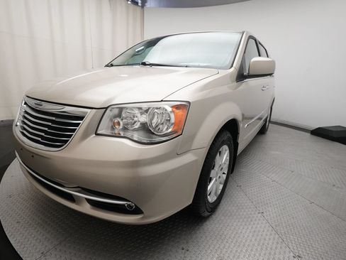 Used 2014 Chrysler Town & Country Touring w/ Driver Convenience Group FWD image 12