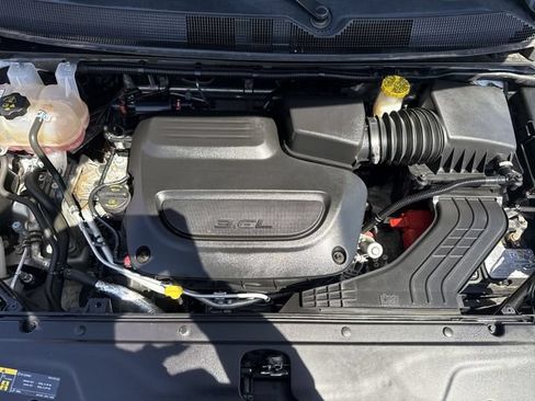 Used 2024 Chrysler Pacifica Touring-L FWD image 25
