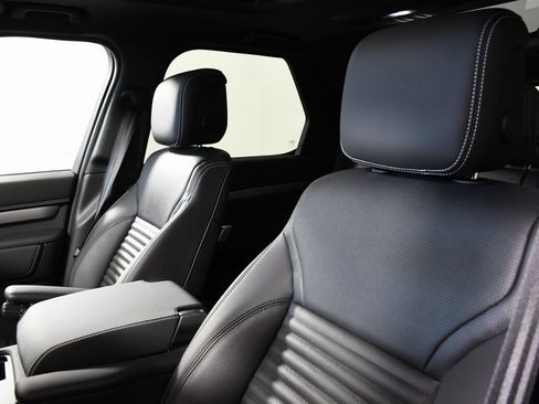 Used 2025 Land Rover Discovery Dynamic SE image 17