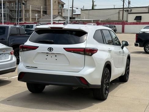 Used 2023 Toyota Highlander L FWD image 4