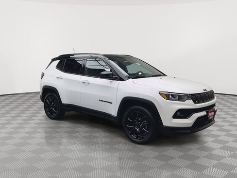 Used 2022 Jeep Compass Latitude w/ Convenience Group AWD/4WD image 39