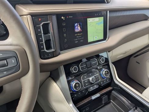 Used 2024 GMC Yukon XL Denali w/ Advanced Technology Package image 17