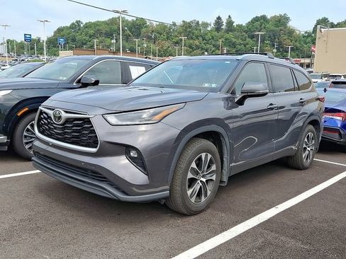 Used 2021 Toyota Highlander XLE AWD/4WD image 3