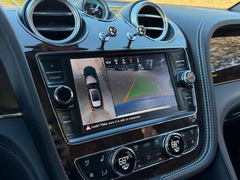 Used 2018 Bentley Bentayga image 21