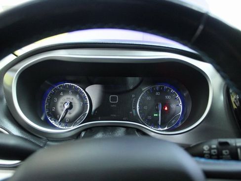 Used 2021 Chrysler Pacifica Touring-L image 20