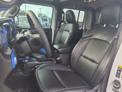 Used 2023 Jeep Gladiator Sport AWD/4WD image 19