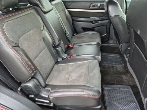 Used 2018 Ford Explorer XLT w/ Equipment Group 202A AWD/4WD image 19