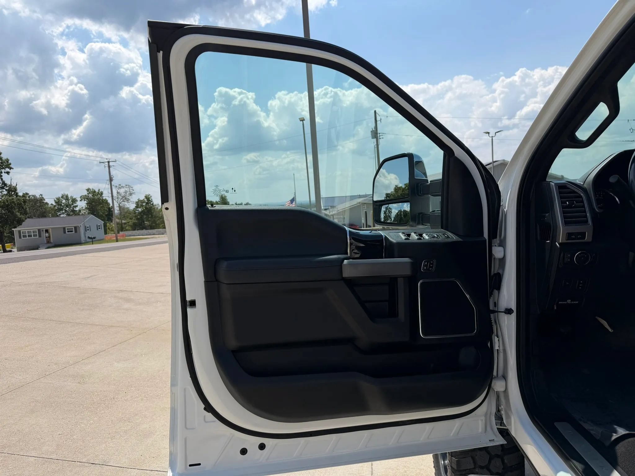 Used 2020 Ford F350 Platinum w/ FX4 Off-Road Package AWD/4WD image 13