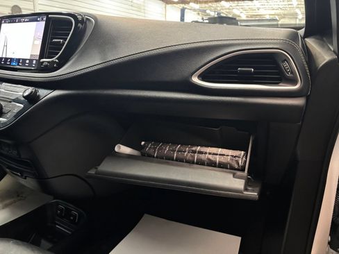 Used 2021 Chrysler Pacifica Touring-L w/ S Appearance Package FWD image 28