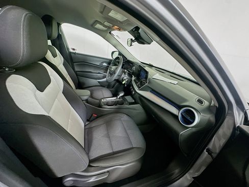 Used 2025 Chevrolet Trax LS image 29