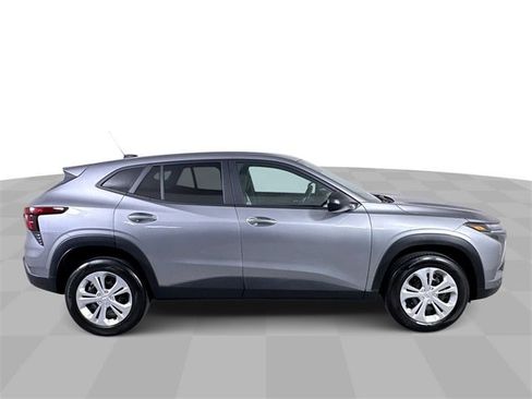 Used 2025 Chevrolet Trax LS w/ Driver Confidence Package image 9