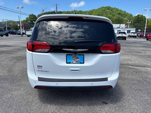 Used 2025 Chrysler Voyager LX FWD image 4