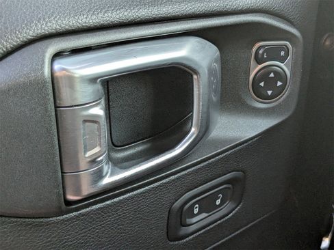 Used 2020 Jeep Wrangler Unlimited Sahara image 25