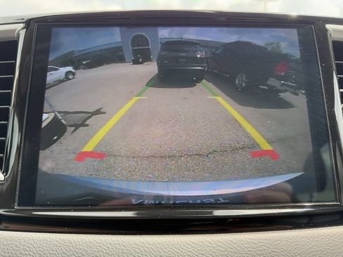 Used 2023 Chrysler Pacifica Touring-L FWD image 32