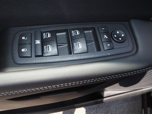 New 2026 Chrysler Pacifica Limited w/ Uconnect Theater Family Group image 26