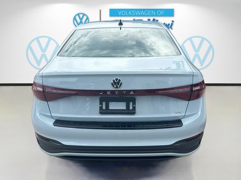Used 2025 Volkswagen Jetta SE FWD image 6