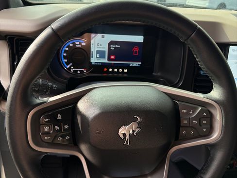 Used 2023 Ford Bronco Wildtrak image 14