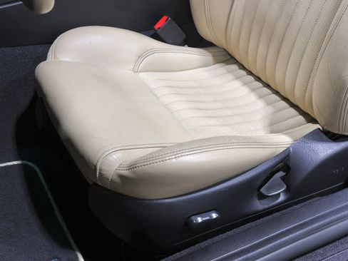 Used 2005 Ford Thunderbird image 78