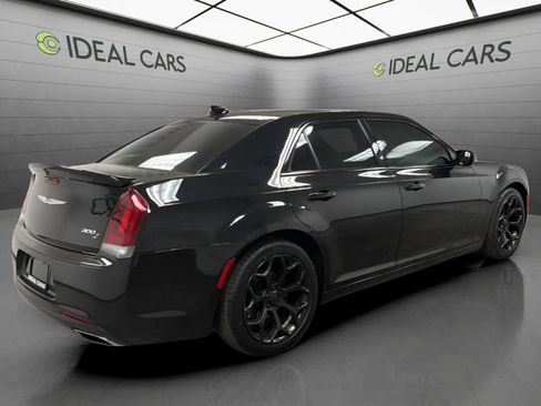 Used 2018 Chrysler 300 S RWD image 5