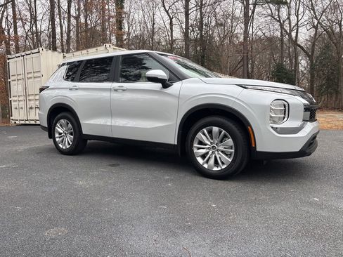 New 2026 Mitsubishi Outlander ES image 4
