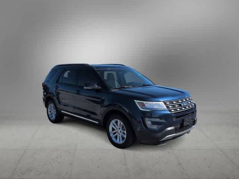 Used 2017 Ford Explorer XLT w/ Equipment Group 202A FWD image 2