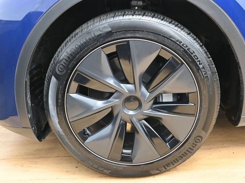 Used 2025 Tesla Model Y Long Range RWD image 9
