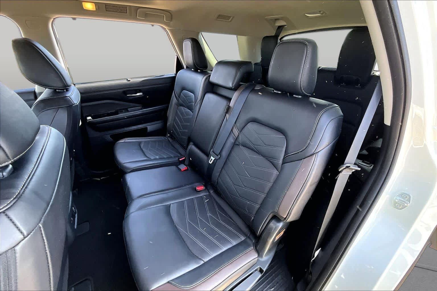 Used 2024 Nissan Pathfinder Platinum w/ Cargo Package AWD/4WD image 21