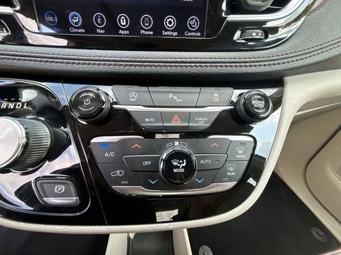 Used 2020 Chrysler Pacifica Limited image 15