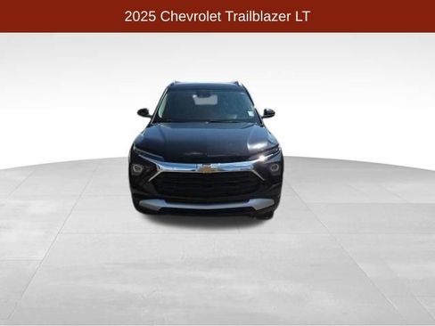 Used 2025 Chevrolet TrailBlazer LT FWD image 2