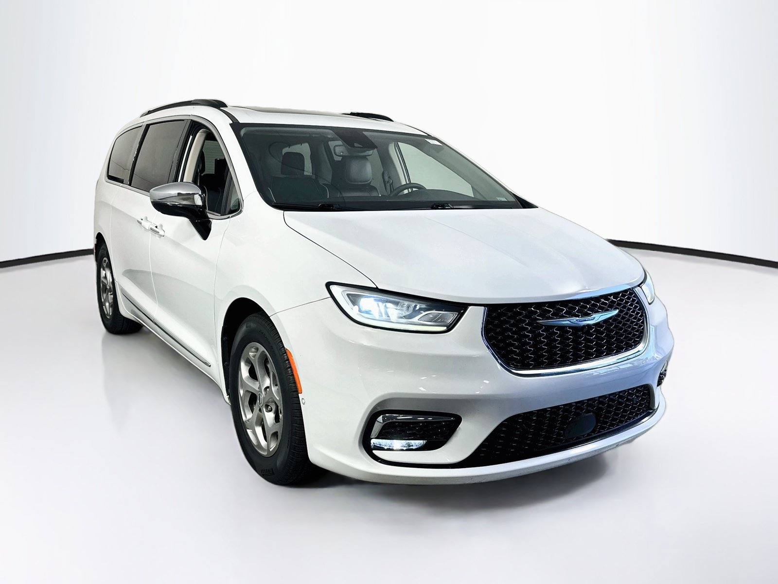 Used 2023 Chrysler Pacifica Limited w/ Uconnect Theater Family Group FWD image 3