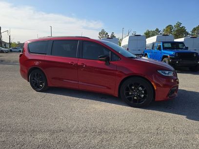 New 2026 Chrysler Pacifica Select w/ S Appearance Package