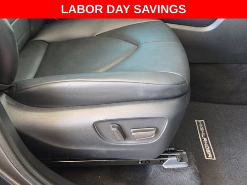 Used 2022 Toyota Highlander XLE FWD image 29