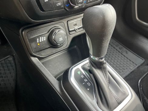 Used 2019 Jeep Renegade Latitude w/ Cold Weather Group image 20