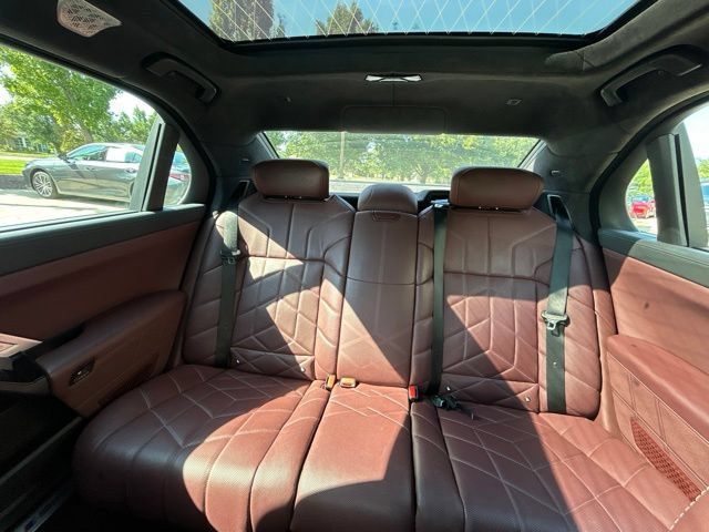 Used 2023 BMW i7 xDrive60 AWD/4WD image 27