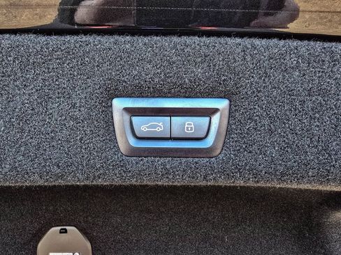 Used 2025 BMW 740i xDrive image 35