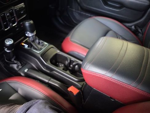 Used 2019 Jeep Wrangler Unlimited Sahara AWD/4WD image 12