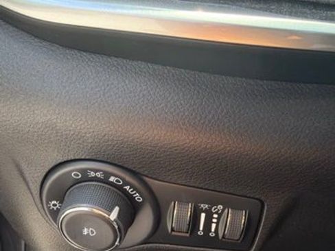 Used 2024 Jeep Compass Latitude w/ Sun and Sound Group AWD/4WD image 18