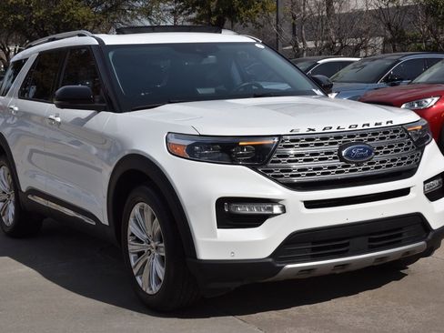 Certified 2022 Ford Explorer Limited w/ Limited Technology Package image 4
