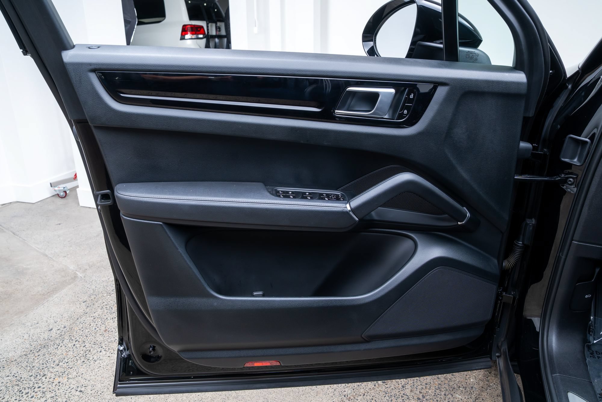 Used 2019 Porsche Cayenne AWD/4WD image 17