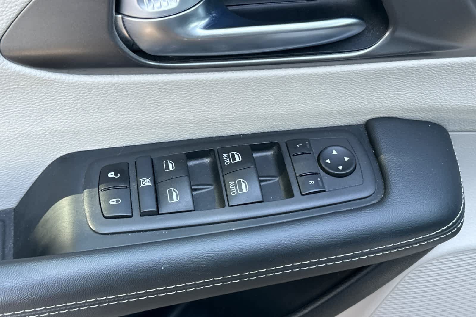 Used 2024 Chrysler Pacifica Limited FWD image 28