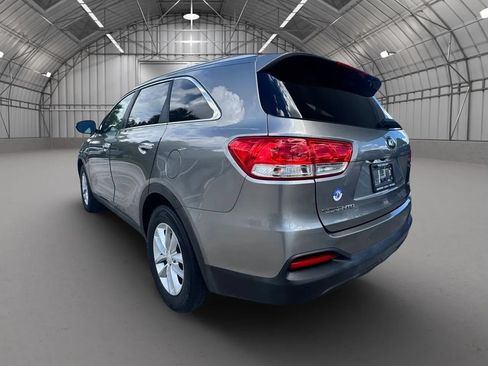 Used 2017 Kia Sorento FWD w/ LX Convenience Package image 4