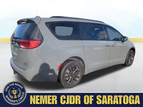 Used 2020 Chrysler Pacifica Touring-L image 6