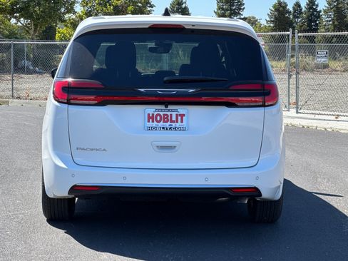 New 2027 Chrysler Pacifica Select FWD image 4