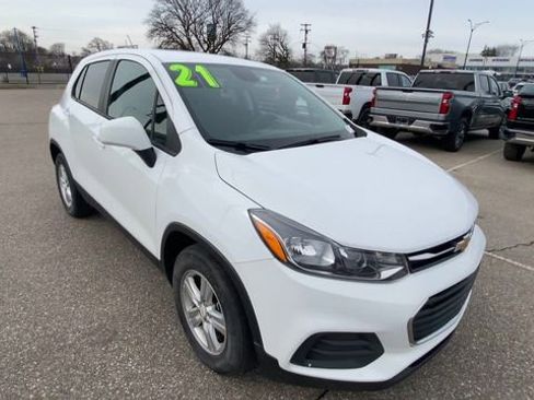 Used 2021 Chevrolet Trax LS w/ Tint and Cruise Package image 4