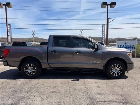 Used 2022 Nissan Titan SV w/ SV Convenience Package image 3