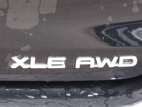 Used 2024 Toyota Highlander XLE AWD/4WD image 8